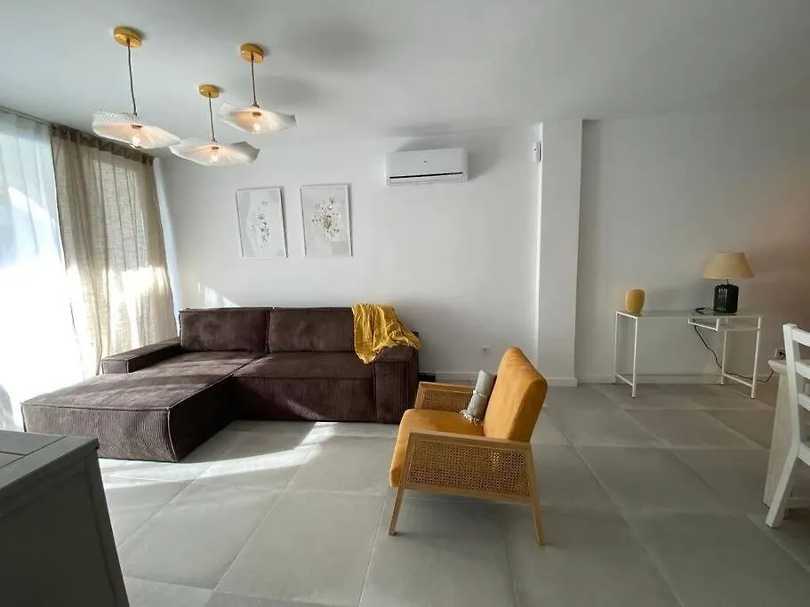 Stylish Seaside 3 Bed Apartment With Terrace + Sea View 贝纳尔马德纳