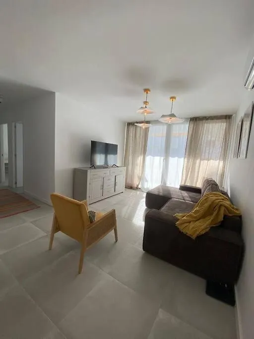 Stylish Seaside 3 Bed Apartment With Terrace + Sea View 贝纳尔马德纳