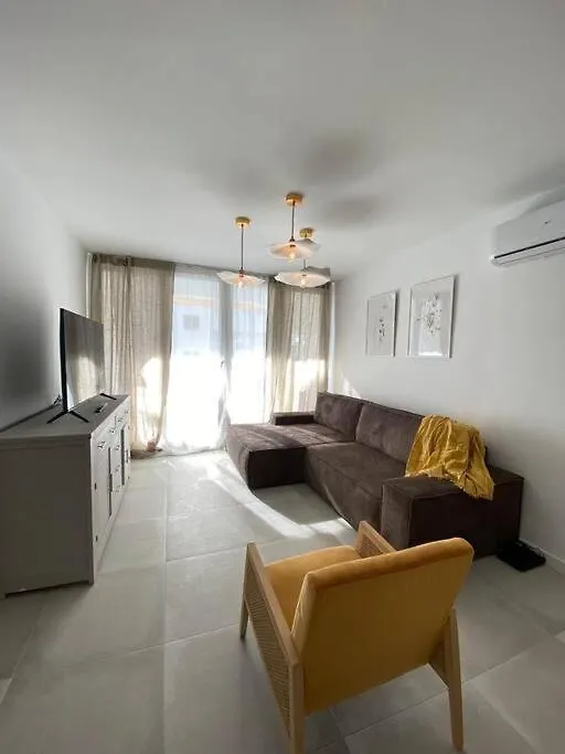 Stylish Seaside 3 Bed Apartment With Terrace + Sea View 贝纳尔马德纳