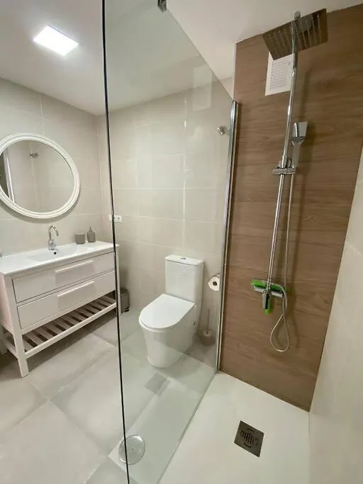 Stylish Seaside 3 Bed Apartment With Terrace + Sea View 贝纳尔马德纳