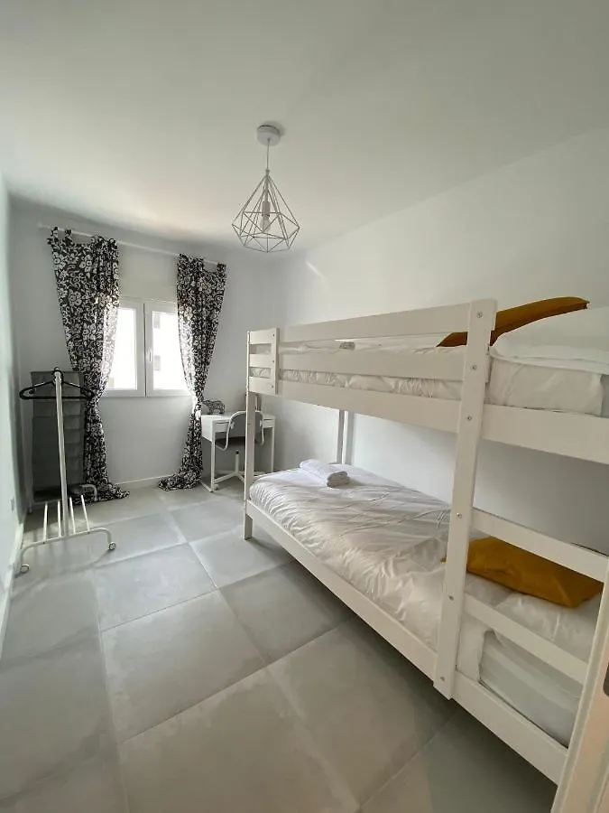 Stylish Seaside 3 Bed Apartment With Terrace + Sea View 贝纳尔马德纳 0*,  西班牙